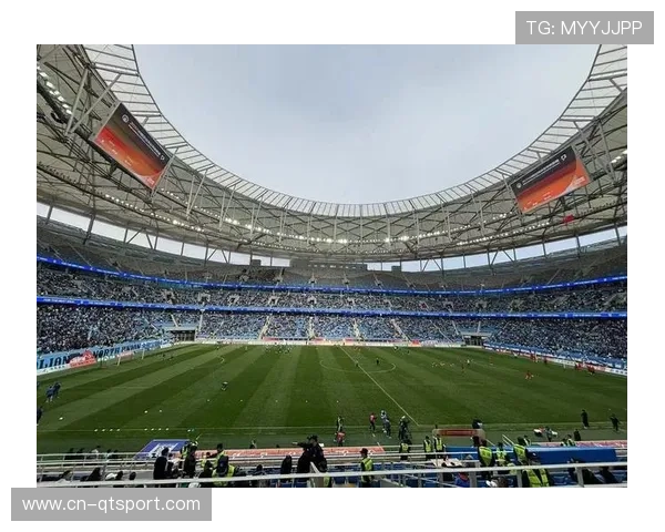 大连梭鱼湾球场上座率火爆，助威声震天