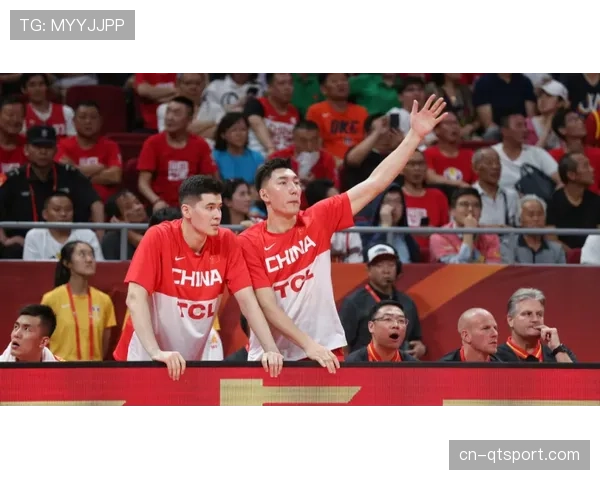 特写:终场哨响,阿不都沙拉木独自望向记分牌